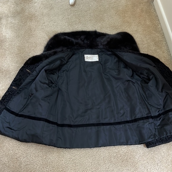 Vintage lambs fur coat with fur collar from Maple Furriers in Oak Park Illinois. - Picture 7 of 11